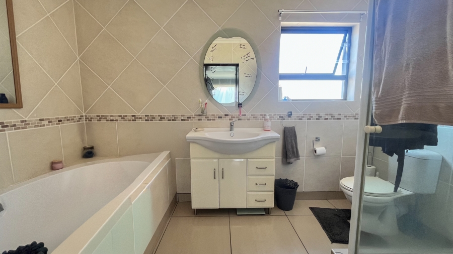 To Let 3 Bedroom Property for Rent in Country Club Western Cape